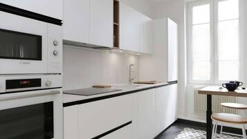 Kjøleskap, mikrobølgeovn, ovn og kokeplater