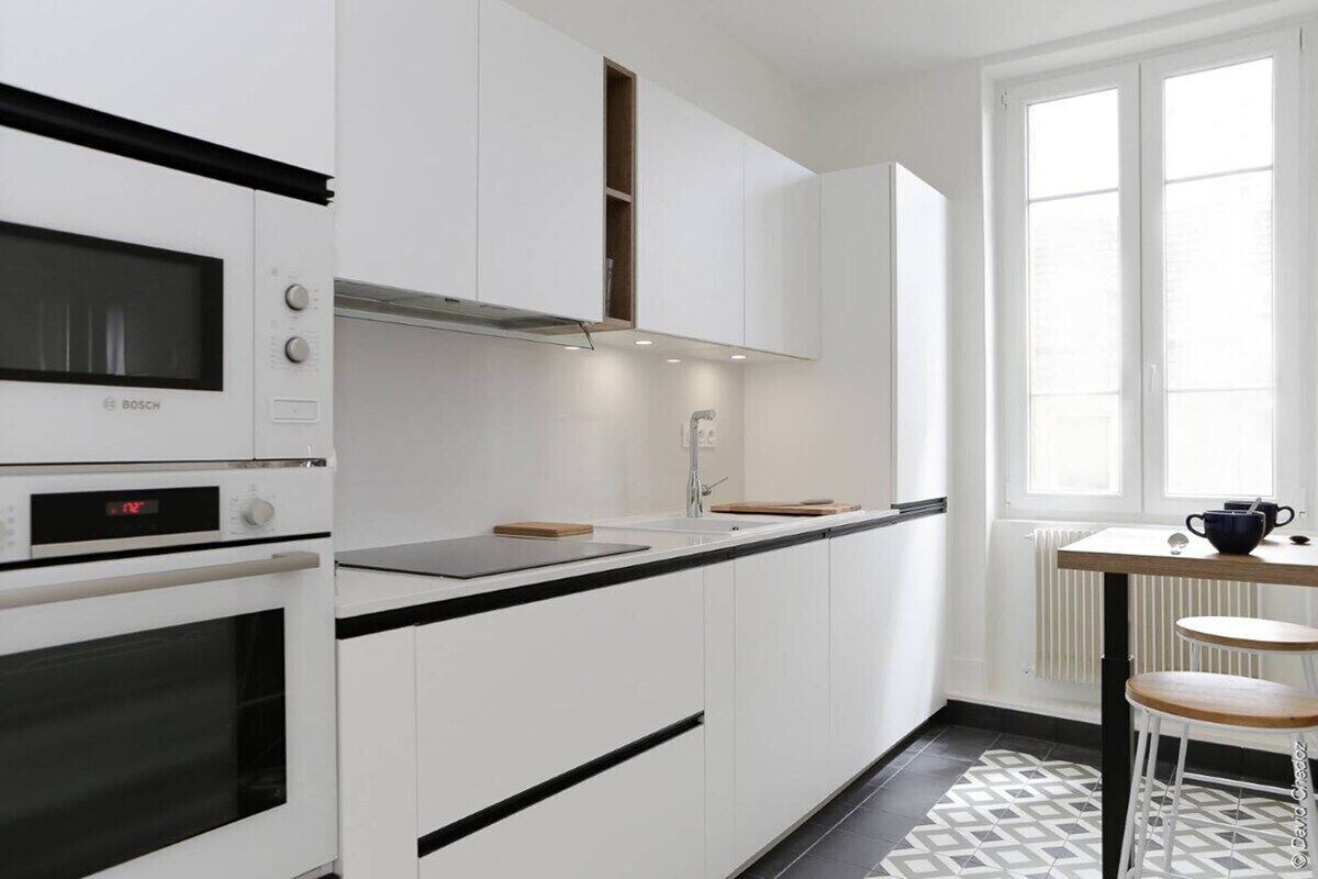 Réfrigérateur, micro-ondes, four, plaque de cuisson