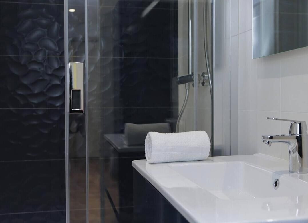 Douche, séchoir à cheveux, serviettes fournies