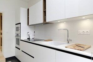 Kjøleskap, mikrobølgeovn, ovn og kokeplater