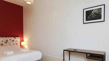 3 habitaciones, escritorio, tabla de planchar con plancha y internet