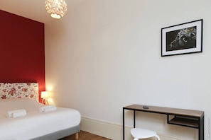 3 bedrooms, desk, iron/ironing board, Internet