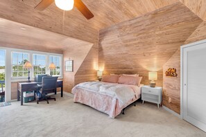 5 bedrooms, desk, iron/ironing board, free WiFi - BELLE MAISON ~ 5 BR/3 Ba Home w/ Pool/Spa in The Meadows! (Key West)