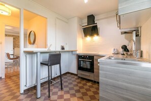 Réfrigérateur, four, cafetière/bouilloire, grille-pain