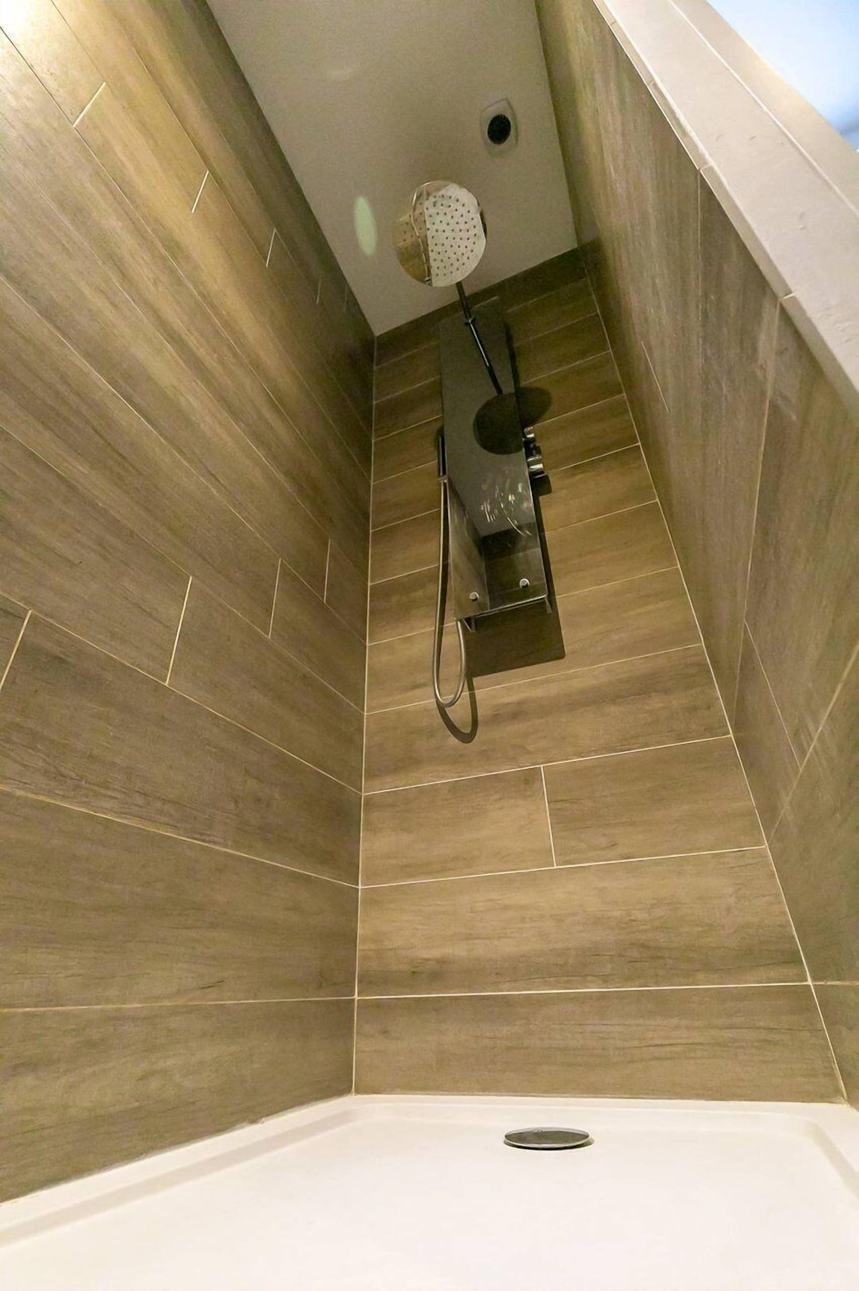 Chuveiro, secador de cabelo, toalhas de banho 
