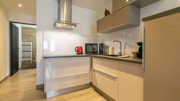 Een koelkast, een microgolfoven, een oven, een kookplaat