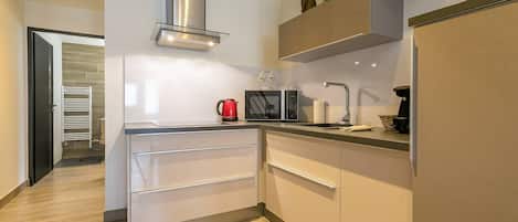 Kühlschrank, Mikrowelle, Wasserkocher mit Kaffee-/Teezubehör, Toaster