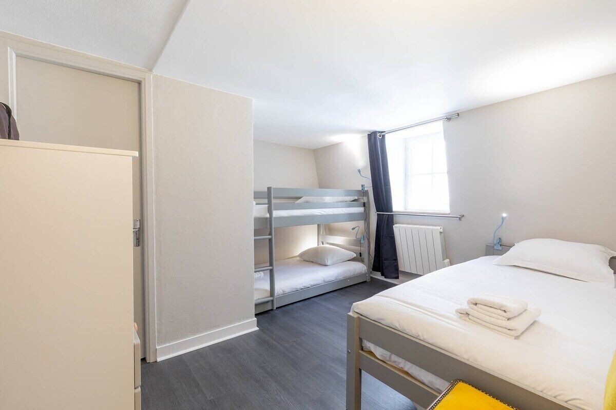 2 slaapkamers, een strijkplank/strijkijzer, internet, beddengoed
