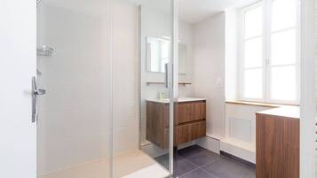 Een douche, een haardroger, handdoeken