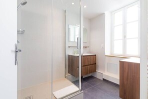 Shower, hair dryer, towels - Le Duplex des Ducs- Au cœur du centre Historique- (Dijon)