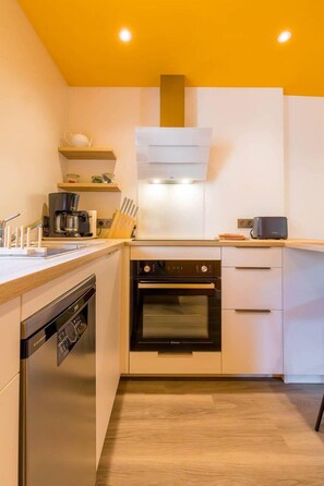 Refrigerador, horno, lavavajillas y cafetera y tetera 