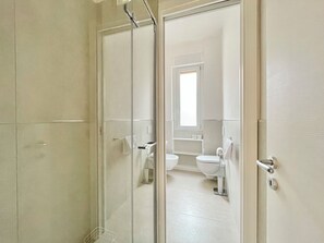 تجهيزات دش، مجففات شعر، مراحيض شطف، مناشف