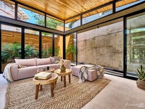 TV, offices - Boho Getaway, 10 min Walk to Beach and Dining (Tamarindo)