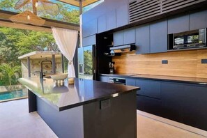 Fridge, microwave, oven, stovetop - Boho Getaway, 10 min Walk to Beach and Dining (Tamarindo)