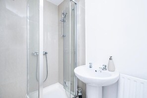 Shower, hair dryer, towels, soap - 4 BEDROOM HOUSE DAGENHAM WITH PARKING (Dagenham)