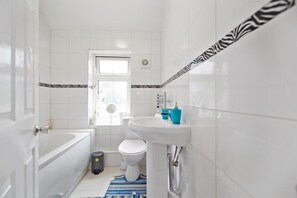 Shower, hair dryer, towels, soap - 4 BEDROOM HOUSE DAGENHAM WITH PARKING (Dagenham)