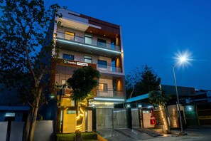 Interior entrance - Treebo Royal Grand, Sector 71 (Noida)