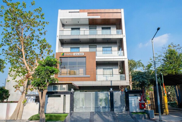 Interior entrance - Treebo Royal Grand, Sector 71 (Noida)