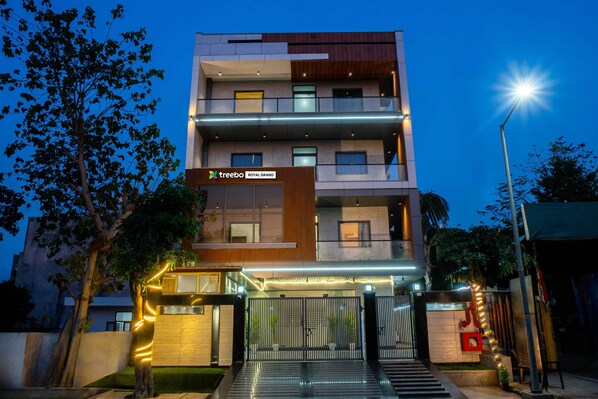 Interior entrance - Treebo Royal Grand, Sector 71 (Noida)