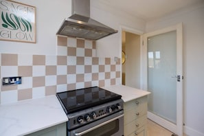 Apartment (2 Bedrooms) | Eigene Küche | Kühlschrank, Mikrowelle, Ofen, Geschirrspüler