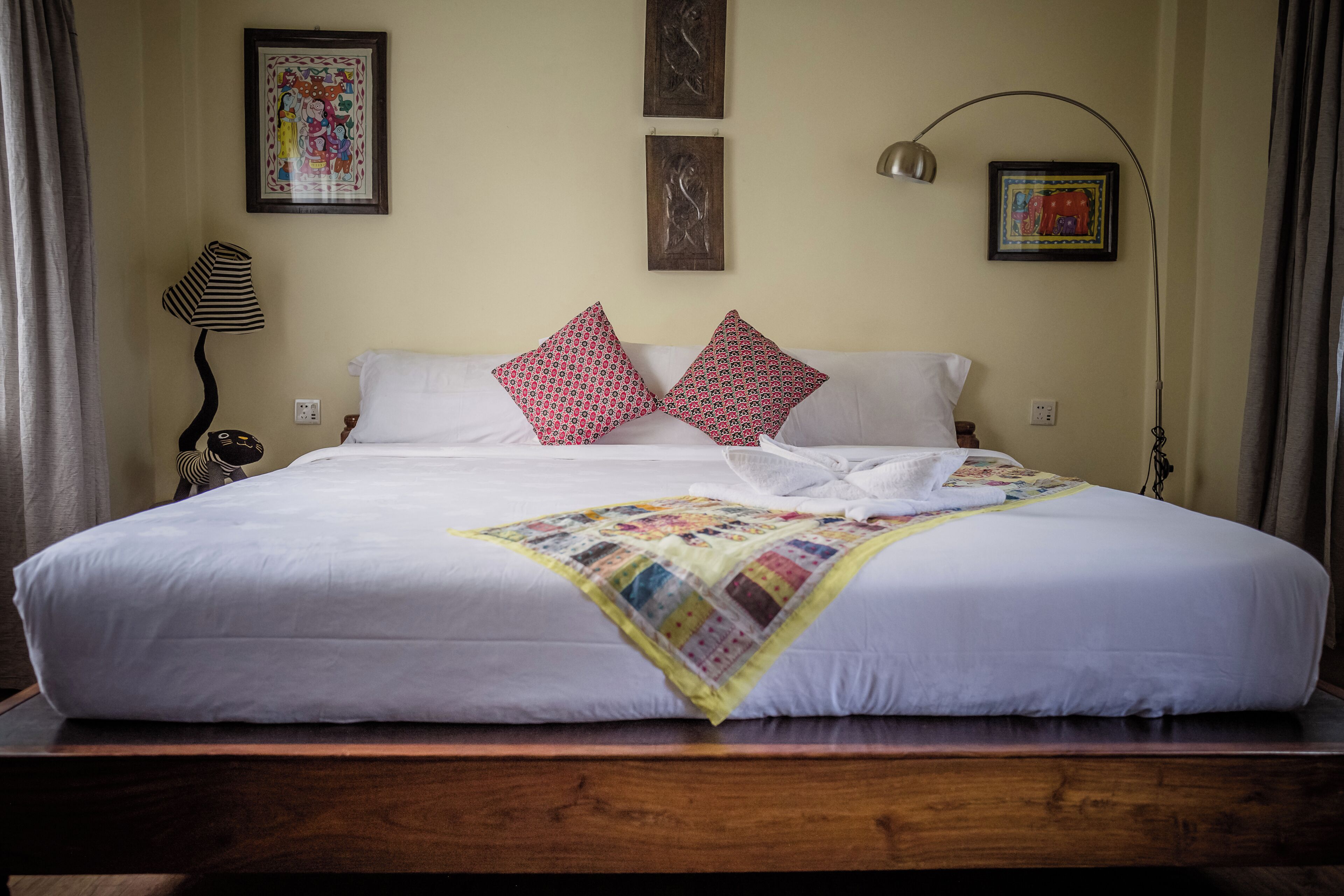 Deluxe-dobbeltværelse - balkon - udsigt til have | Skrivebord, arbejdsområde til bærbare computere, strygejern/strygebræt