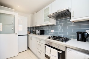 Apartment (2 Bedrooms) | Private kitchen | Fridge, oven - The West Hampstead Base - Central 2bdr Apartment (London)