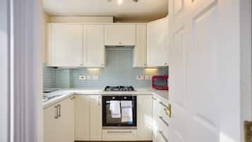 Apartment (3 Bedrooms) | Private kitchen | Fridge, oven