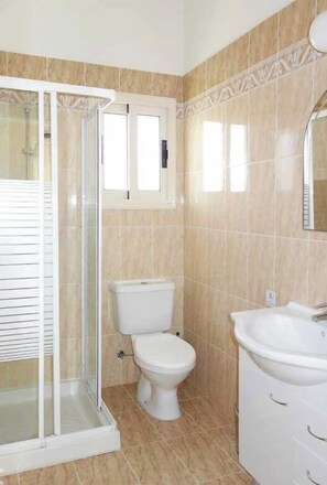 Douche, sèche-cheveux, serviettes fournies
