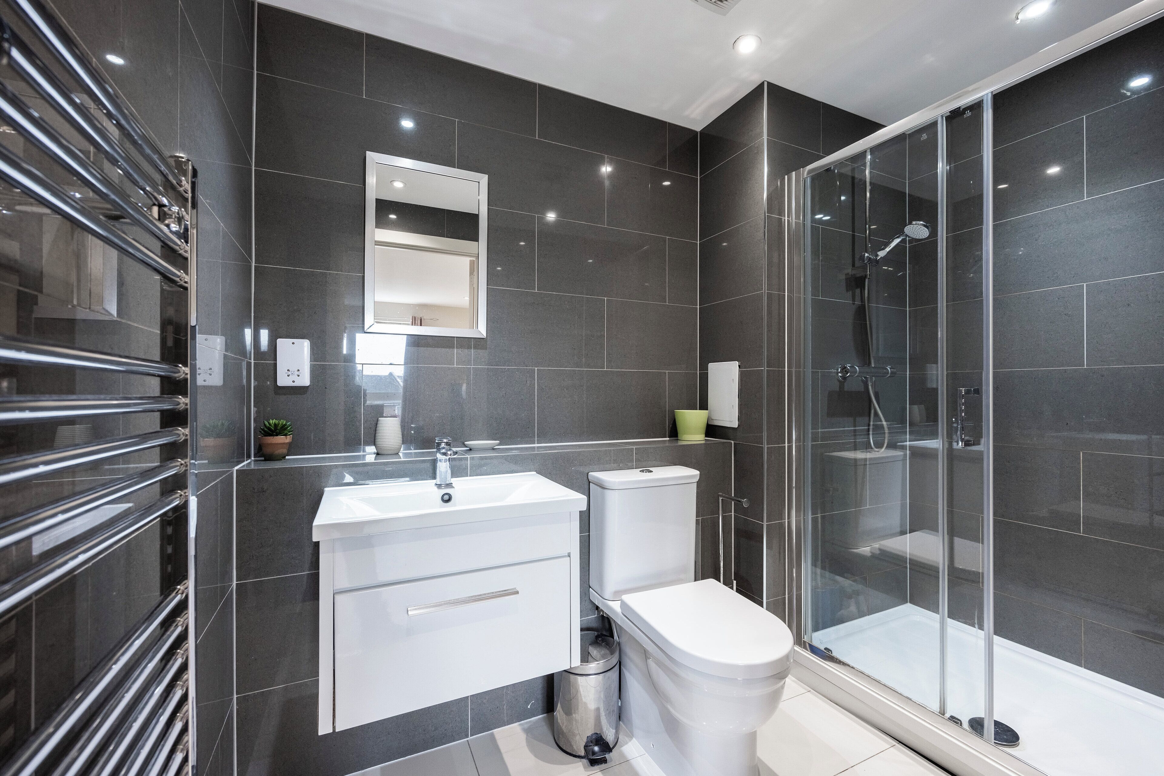 Een douche, een haardroger, handdoeken, zeep