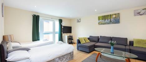 3 chambres, fer et planche à repasser, Wi-Fi, draps fournis