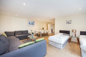 Een televisie en een kantoor