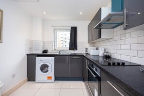 Een koelkast, een magnetron, een oven, een kookplaat