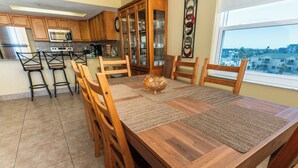 Un comedor con mesa de madera, sillas y un cuenco decorativo.