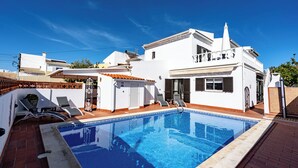 A swimming pool with a tiled deck, white walls, and a clear blue sky. - Algarve Charm with Private Pool, Garden & Spacious Area in Lagos (Lagos)