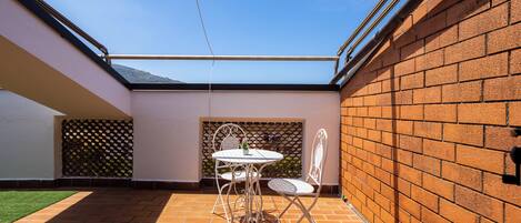 Panoramic-Apartment, eingeschränkter Meerblick | Terrasse/Patio