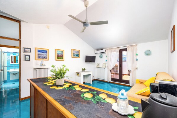 Lägenhet Panoramic - viss havsutsikt | Vardagsrum | 30-tums platt-tv med digitalkanaler