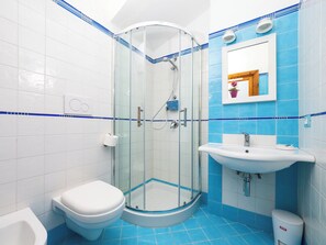 Panorama appartement, gedeeltelijk uitzicht op zee | Badkamer