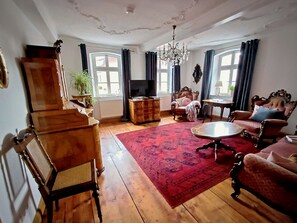 Een smart-tv en boeken