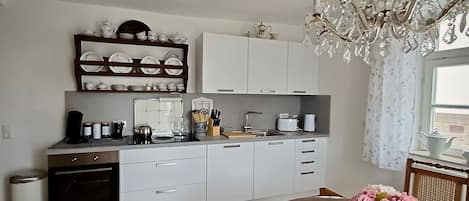 Frigorifero, forno, piano cottura, lavastoviglie