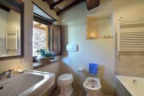 Haartrockner, Bidet, Handtücher