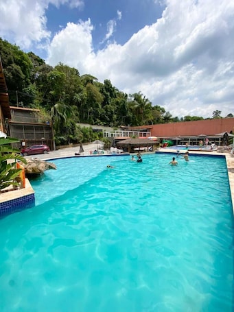 2 piscinas al aire libre, sombrillas, sillones reclinables de piscina