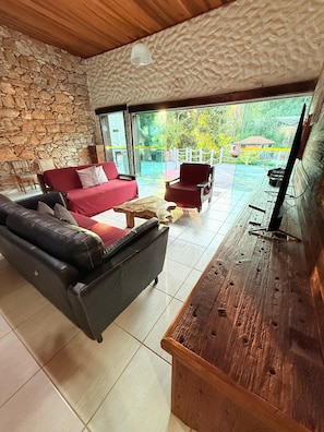 40-inch Smart TV with cable channels - EcoHotel Vale do Sol (Embu das Artes)