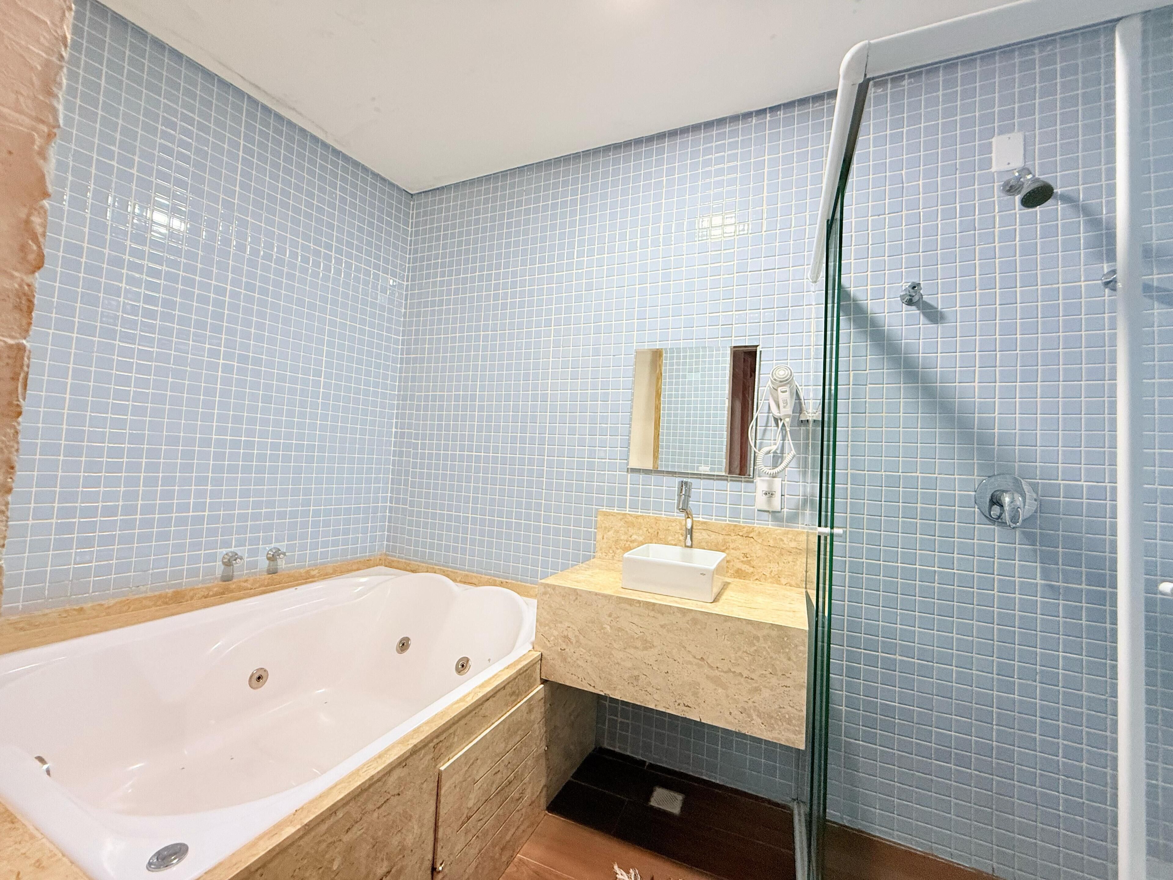 Romantische vierpersoonskamer | Badkamer | Handdoeken, zeep, shampoo, toiletpapier