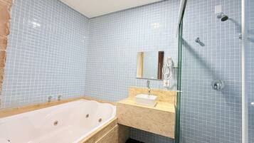 Toallas, jabón, shampoo, papel higiénico