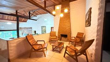 En 40-tommers smart-TV med kabel-kanaler