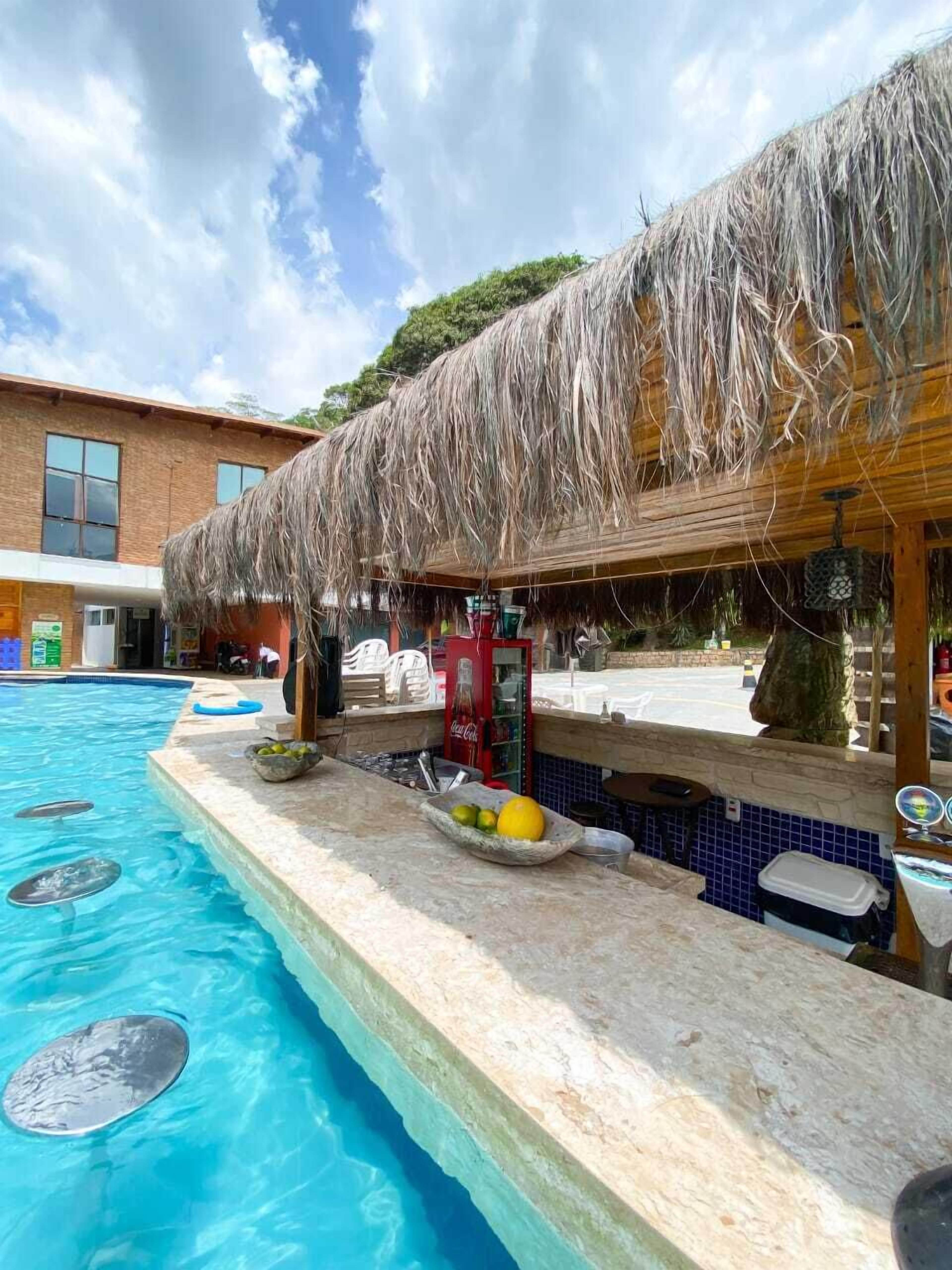 2 piscinas al aire libre, sombrillas, sillones reclinables de piscina