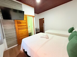 Habitación triple Confort | Wifi gratis y ropa de cama 