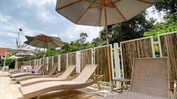 2 piscinas externas, funciona das 10h às 22h, guarda-sóis