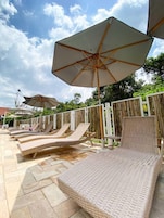 2 piscinas externas, funciona das 10h às 22h, guarda-sóis