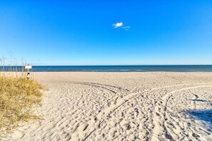 På stranden